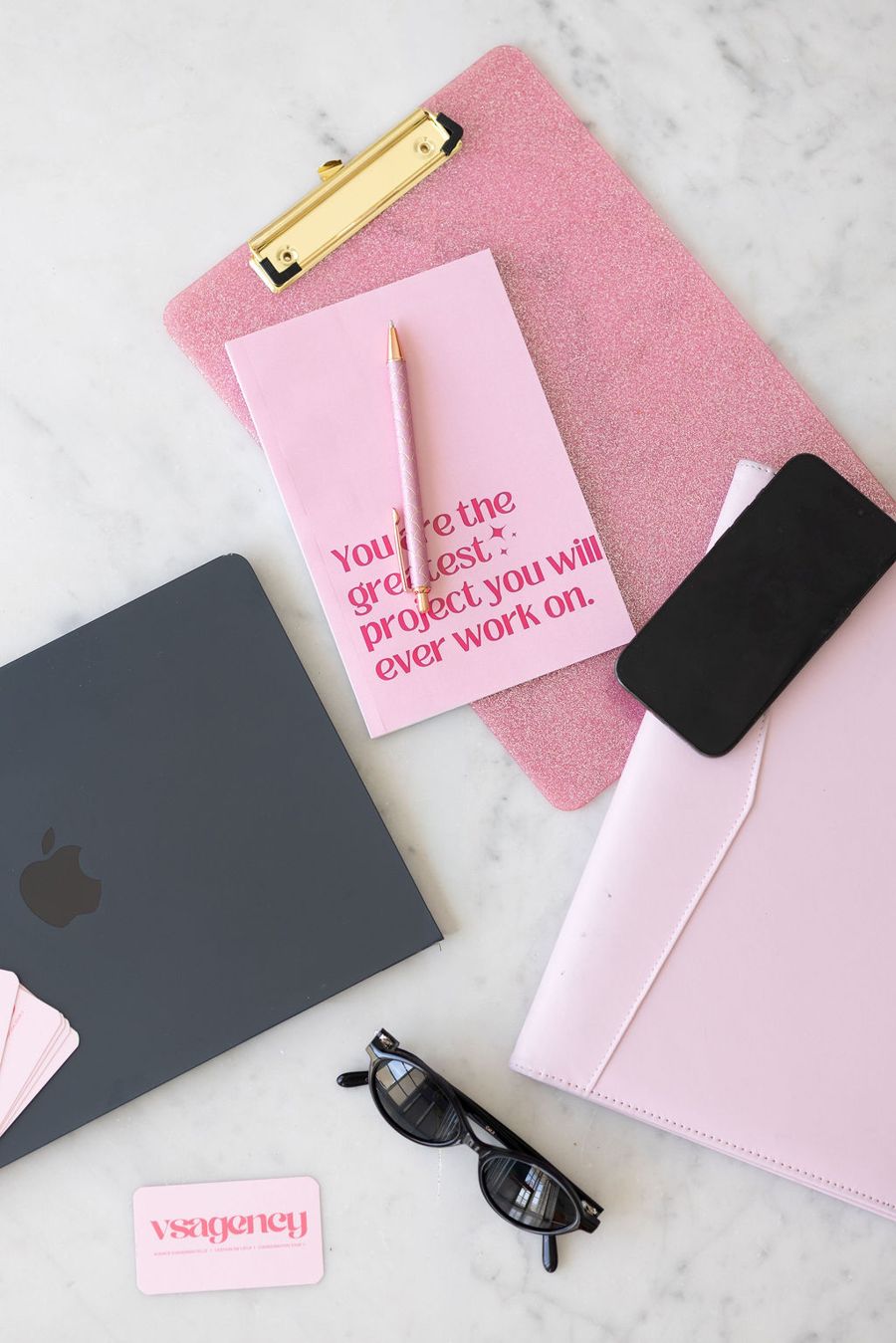 Bureau VS Agency : carnet rose, porte-documents et carte de visite