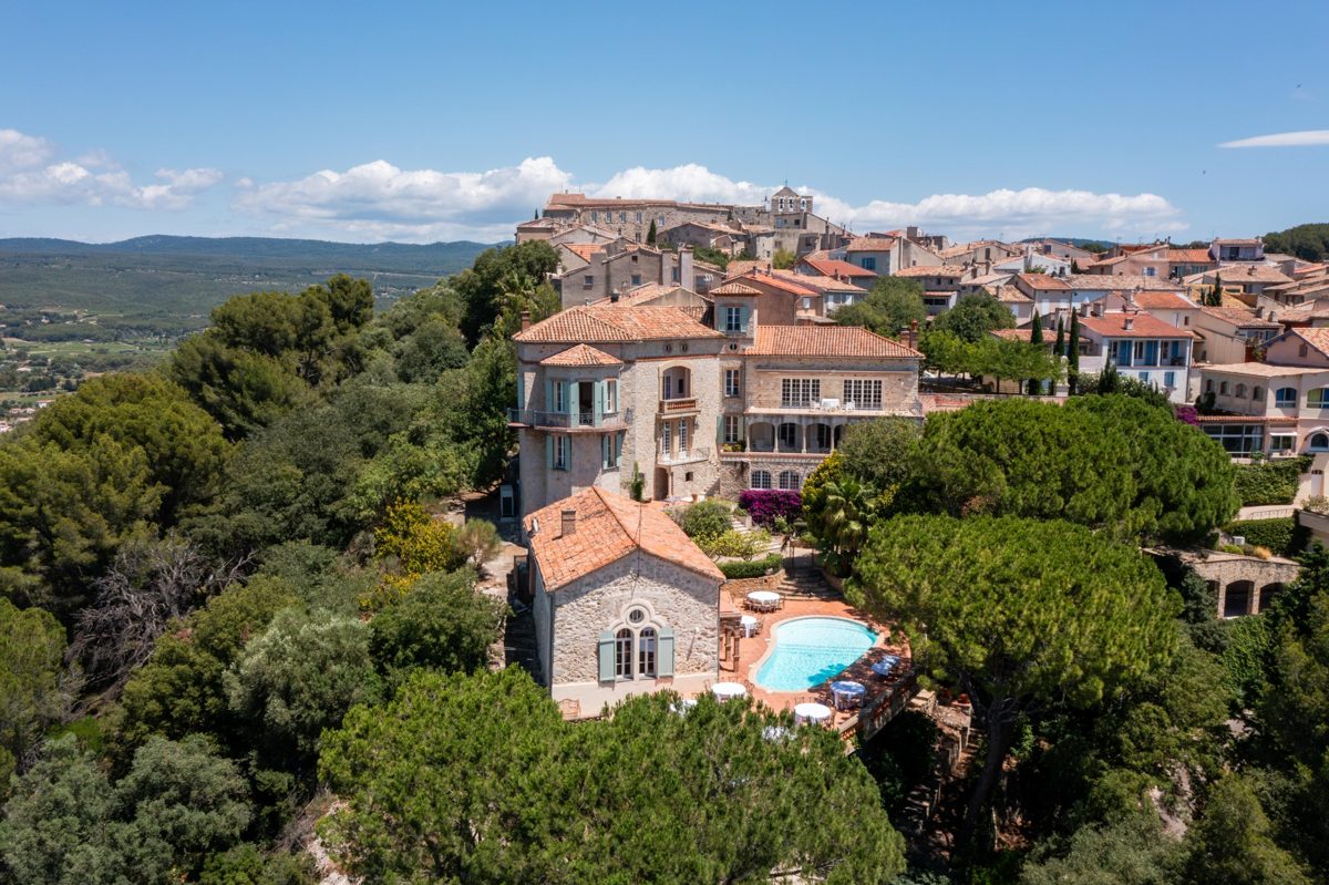 Vue aérienne du Château des Costes et de sa piscine, au pied du village du Castellet