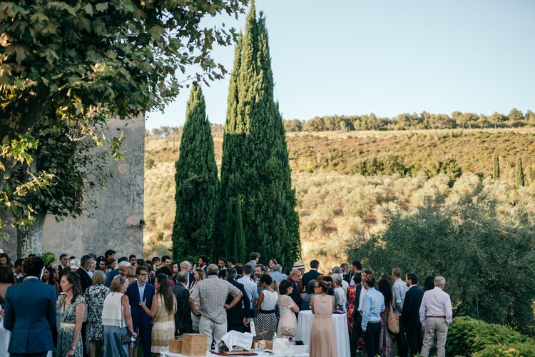 Cocktail en plein air dans un domaine, entre cyprès et collines