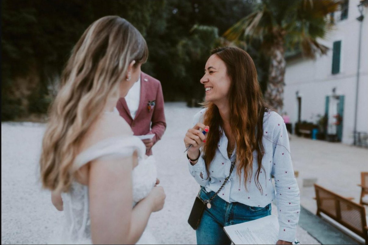 Virginie échange avec des mariés pendant la préparation