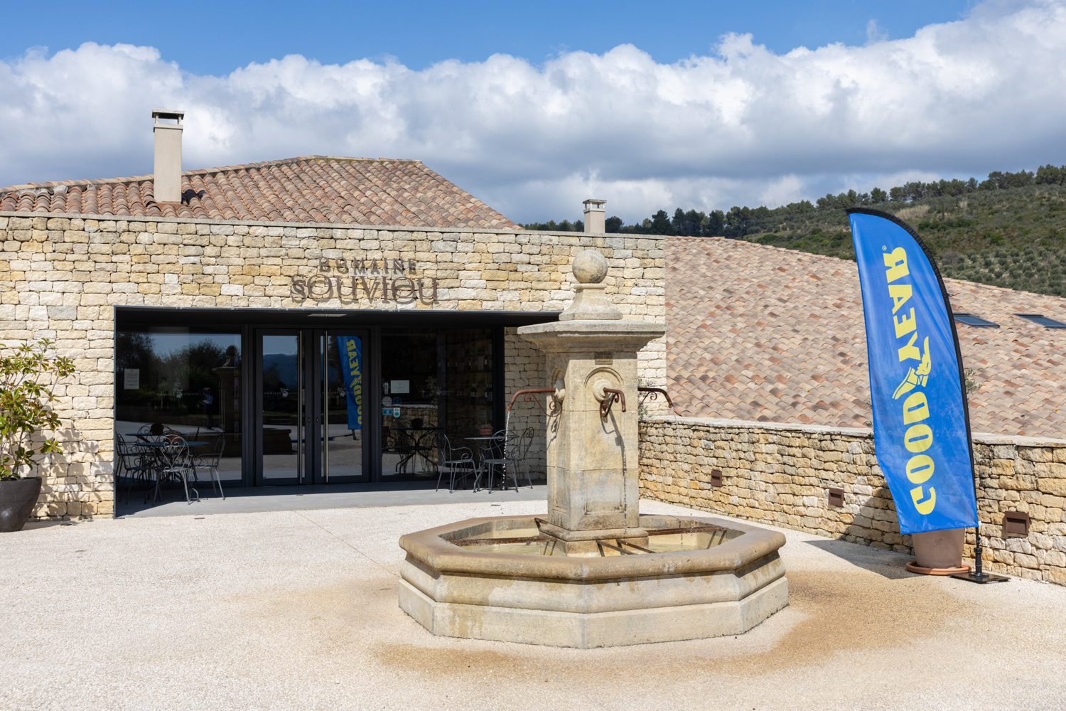 Entrée du Domaine Souviou lors des déjeuners Goodyear