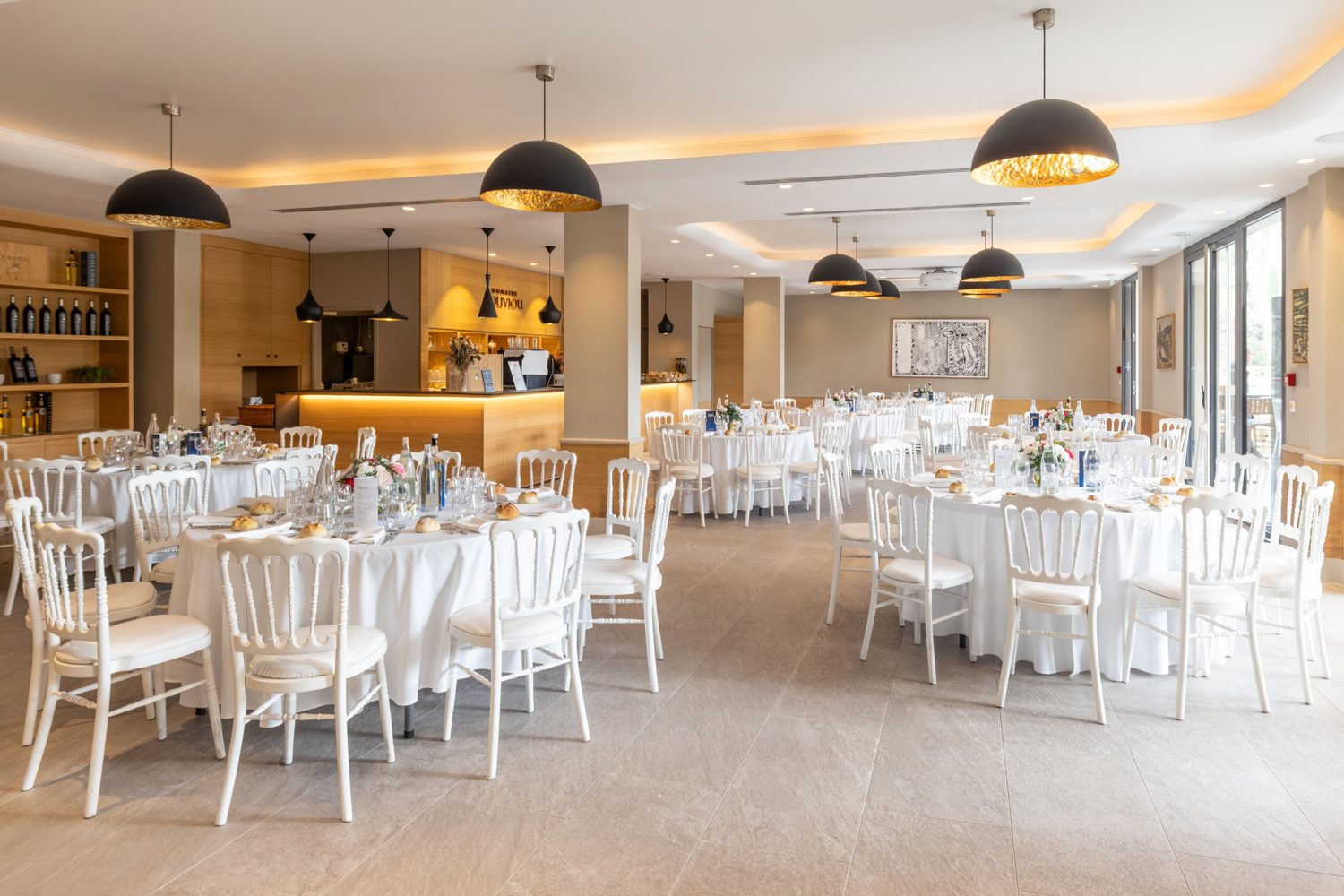 Salle de réception du Domaine Souviou dressée pour un dîner de gala