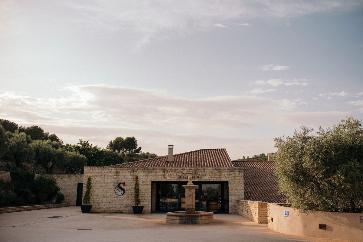 Entrée du Domaine Souviou, sa fontaine et ses oliviers au coucher du soleil
