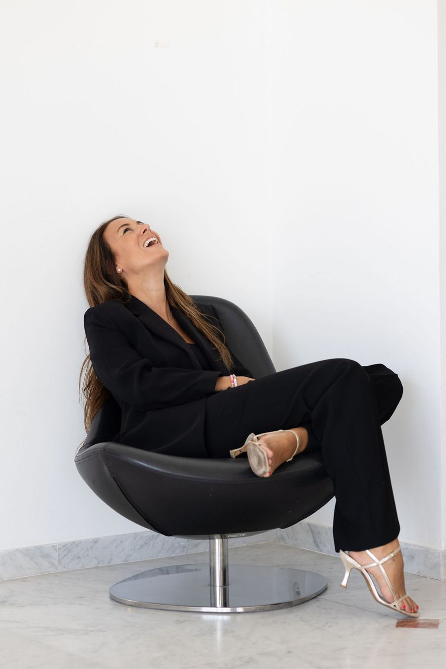 Virginie riant dans un fauteuil